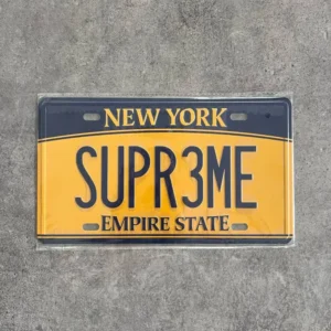 Supreme Supr3me License Plate – przód tablicy inspirowanej tablicą rejestracyjną Nowego Jorku